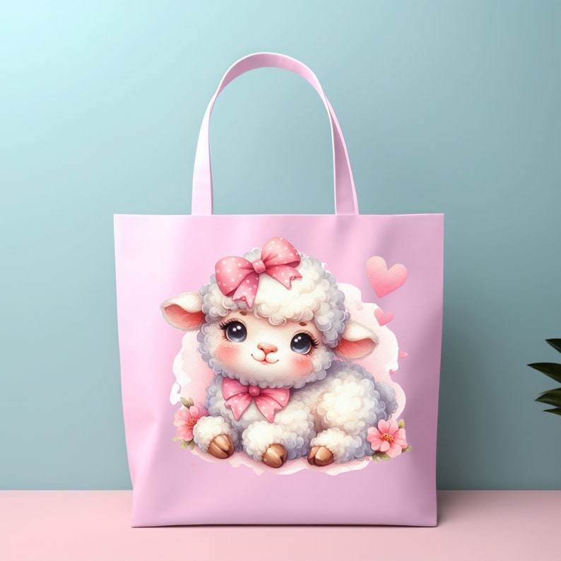 Pu&ograve; includere: Una borsa tote rosa con un agnello bianco con un fiocco rosa e fiori su una nuvola bianca. La borsa ha manici rosa.