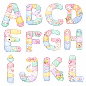 Könnte beinhalten: Eine Sammlung von alphabetischen Buchstaben in Pastellfarben, im Patchwork-Stil, jeweils mit verspielten Details wie Schleifen, Sternen, Wolken und Tierfiguren verziert. Die Buchstaben sind in einem weichen, gesteppten Stil gestaltet, ideal für Kinderzimmerdekoration.