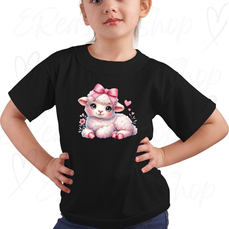 Pu&ograve; includere: Una maglietta nera con un adorabile agnello di cartone animato che indossa un fiocco rosa. L'agnello &egrave; circondato da cuori rosa e fiori.