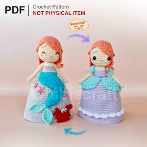 Può includere: Due bambole all'uncinetto, una sirena e l'altra principessa, con capelli color pesca e facce sorridenti. La sirena ha una coda blu e un granchio. La principessa indossa un vestito viola. Il testo "PDF Crochet Pattern NOT PHYSICAL ITEM" è in alto.