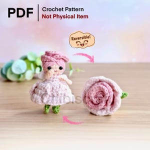 Può includere: Un modello all'uncinetto per una bambola e una rosa. La bambola indossa un vestito e un cappello rosa, con scarpe verdi. La rosa è rosa e bianca. Il testo nell'immagine dice "PDF Crochet Pattern Not Physical Item" e "Reversible!"