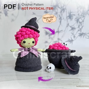 Könnte beinhalten: Gehäkelte Hexenpuppe mit pinkfarbener Afro-Frisur, die ein schwarzes Kleid und einen Hut trägt, sowie einen Kessel mit rosa Garn. Das Bild enthält den Text "PDF | Häkelanleitung KEIN PHYSISCHER ARTIKEL" und eine Sprechblase "Wende!"