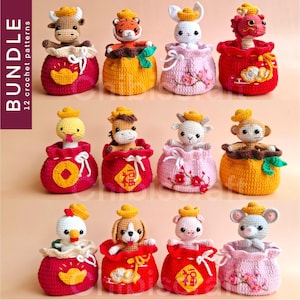 Op de afbeelding: Een verzameling van twaalf gehaakte dierenfiguren, elk afkomstig uit een decoratief zakje. De dieren omvatten een koe, tijger, konijn, draak, eend, paard, geit, aap, kip, hond, varken en muis. De zakjes zijn in verschillende kleuren, waaronder rood, roze en geel.