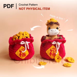 Può includere: Un modello all'uncinetto con due sacchi rossi pieni di monete d'oro e un cavallo all'uncinetto. Le borse hanno caratteri cinesi gialli e rossi. Il testo "PDF Crochet Pattern NOT PHYSICAL ITEM" è in alto.