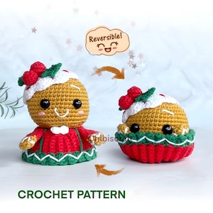 Puede incluir: Patrón de crochet reversible para un juguete amigurumi de pudín navideño. El juguete es amarillo con glaseado blanco, bayas rojas y hojas verdes. Lleva un vestido rojo y verde y tiene una cara sonriente. "¡Reversible!" está escrito en un bocadillo de diálogo sobre el juguete.