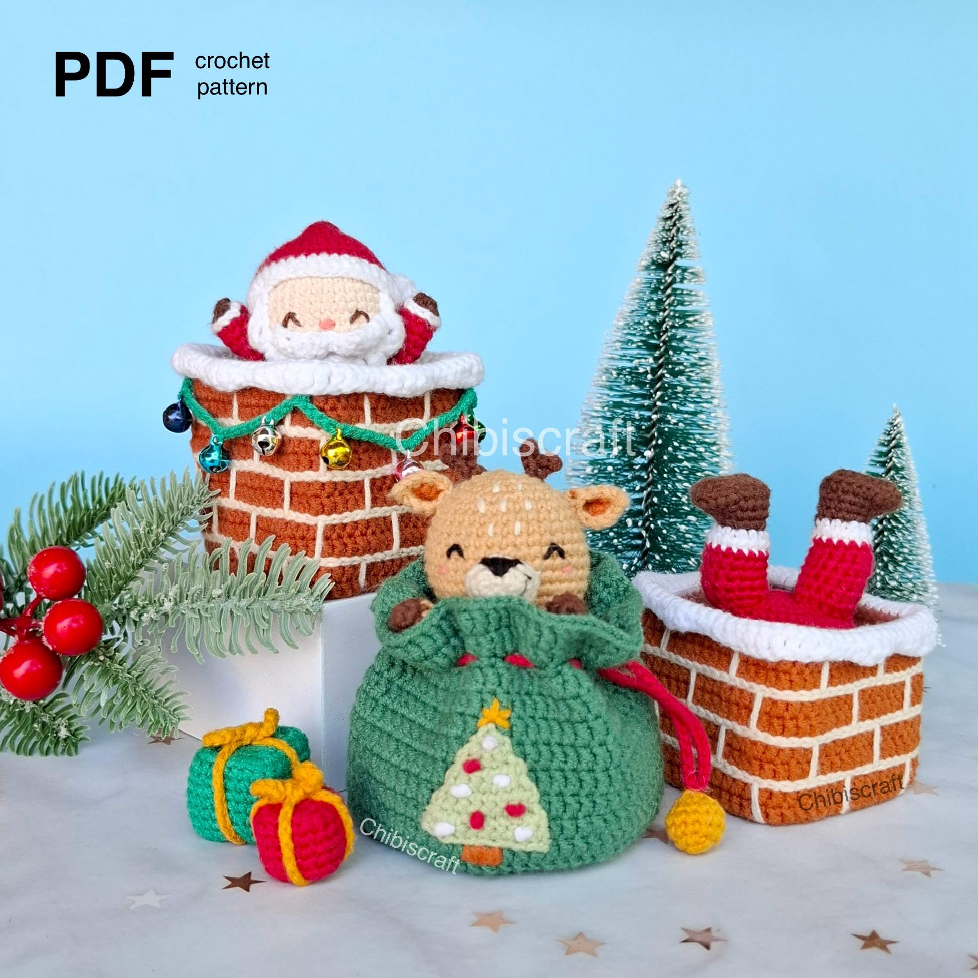 煙突の中のサンタとプレゼント袋の中のトナカイのクリスマス編みぐるみ