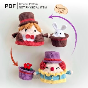 Może przedstawiać: Wzór na szydełkową, odwracalną lalkę magika i klauna. Lalka magika jest brązowa, czerwona i beżowa, z cylindrem i muszką. Lalka klauna jest kolorowa z fioletowym kapeluszem i żółtym kołnierzem. Wzór zawiera królika w kapeluszu.