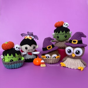 Puede incluir: Cinco personajes de Halloween de crochet: un Frankenstein verde, un búho morado y marrón, un vampiro marrón, un Frankenstein verde y un búho marrón. Los personajes llevan todos sombreros y tienen maíz dulce y calabazas.
