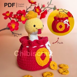 Può includere: Schema a uncinetto per una borsa di denaro rossa e gialla con un serpente giallo all'interno. Il serpente ha un corpo bianco e una lingua rossa. La borsa ha una moneta gialla sul davanti ed è circondata da monete gialle. Il testo "PDF Crochet Pattern" è nell'angolo in alto a sinistra dell'immagine. Il testo "Push" è scritto accanto a una freccia che punta verso l'alto.