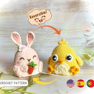 Puede incluir: Patrón de crochet para un amigurumi reversible de conejito y pollito. El conejito es rosa con una zanahoria y el pollito es amarillo con un pico. El patrón está disponible en inglés, español y portugués.