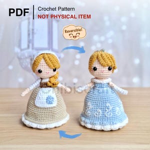 Puede incluir: Dos muñecas de ganchillo, una con un vestido color beige con un delantal blanco y la otra con un vestido azul. Las muñecas tienen el pelo rubio y están etiquetadas como "Reversible!" con una flecha. La imagen también incluye el texto "PDF Crochet Pattern NOT PHYSICAL ITEM."