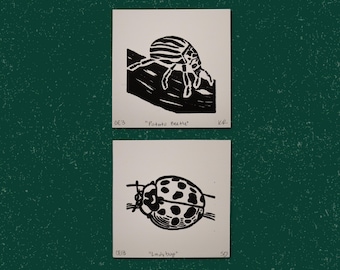 Miniatuur insect linoleumsnede | Originele handgemaakte blokdruk | Klein insect kunstwerkje van 10 x 10 cm
