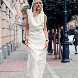 Langes weißes Leinenkleid, Offenes Rückenkleid, Sommer Infinity Kleid mit Kapuze Bild 2