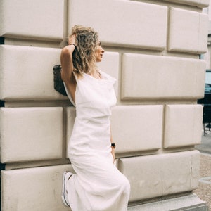 Langes weißes Leinenkleid, Offenes Rückenkleid, Sommer Infinity Kleid mit Kapuze Bild 5