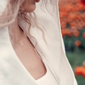Langes weißes Leinenkleid, Offenes Rückenkleid, Sommer Infinity Kleid mit Kapuze Bild 9