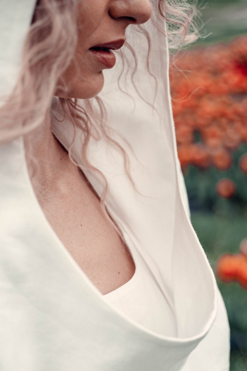 Langes weißes Leinenkleid, Offenes Rückenkleid, Sommer Infinity Kleid mit Kapuze Bild 9