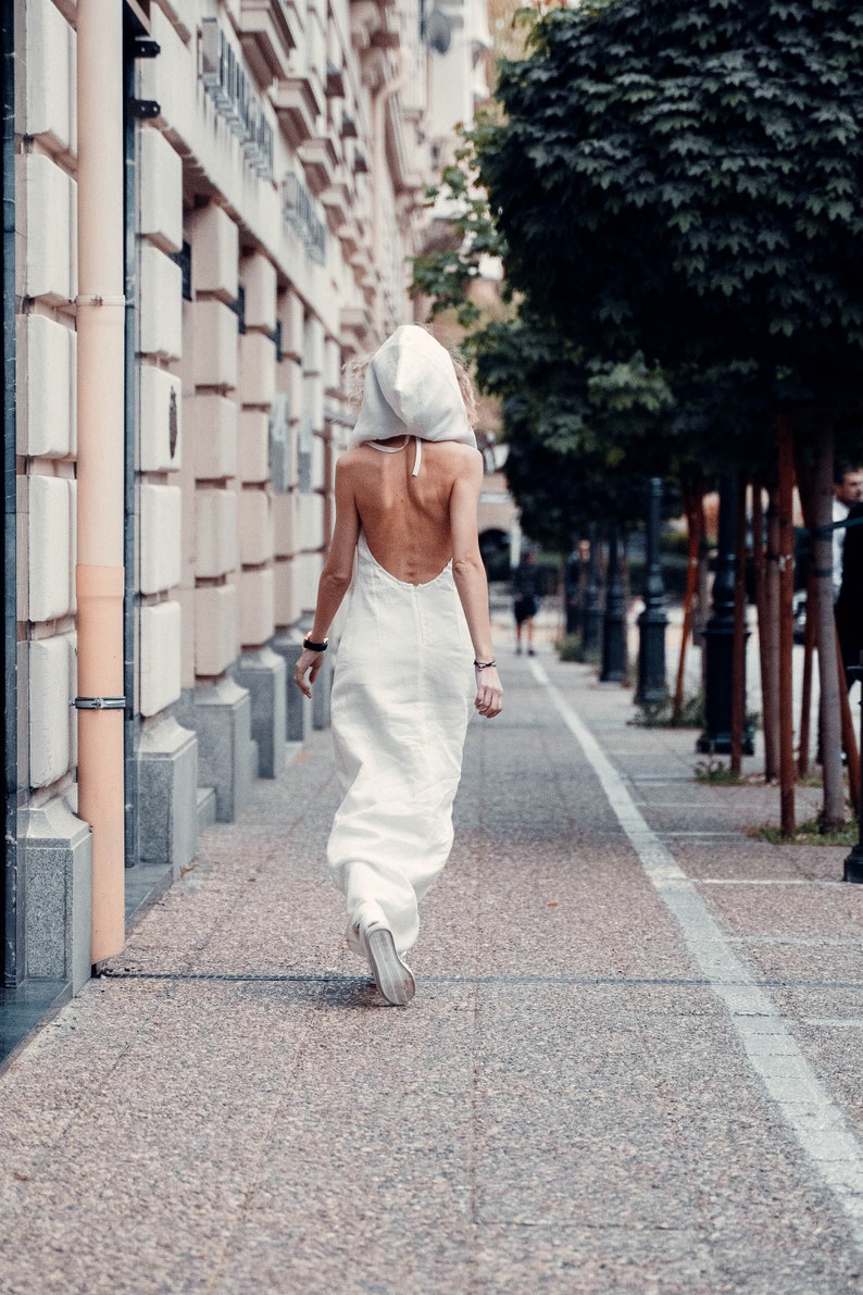 Langes weißes Leinenkleid, Offenes Rückenkleid, Sommer Infinity Kleid mit Kapuze Bild 1