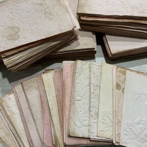 Paquete de papel gofrado rosa: papel con manchas de café y papel de calco con pigmentos rosados gofrados para tu paquete - Efímeras de Junk Journal