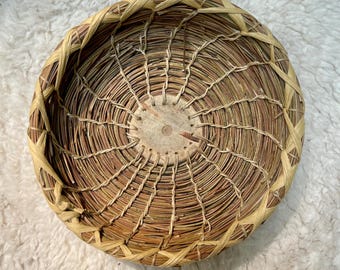 Panier en aiguilles de pin