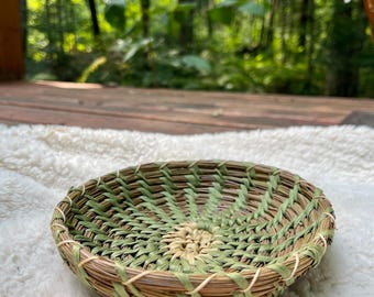 Panier en aiguilles de pin