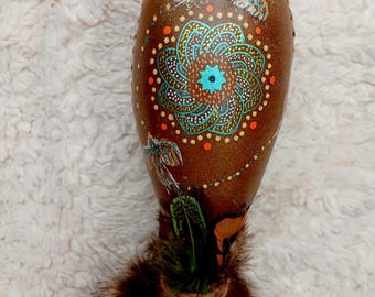 Hochet chamanique oiseau et géométrie