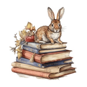 Puede incluir: Un conejo marrón se sienta encima de una pila de libros antiguos. Los libros son de varios tamaños y colores, algunos con letras doradas en los lomos. Un pequeño grupo de hojas amarillas y una baya roja están detrás del conejo.