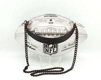 Bolsa para balón de fútbol americano Wilson NFL plateada con asas de cuero genuino negro.