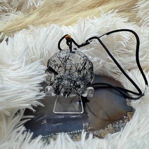 Schwarzer Rutilquarz Meditationskitsune,Schwarzer Rutilquarz Kitsune,Schwarzer Rutilquarz Neunschwänziger Fuchs, Schwarzer Fuchs Anhänger, Neunschwänziger Fuchsanhänger