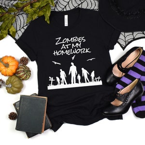 Gli zombie hanno mangiato la mia camicia dei compiti, camicia zombie divertente, magliette zombie, tes zombie, camicia per bambini zombie, regalo zombie, camicia zombie, camicia di Halloween