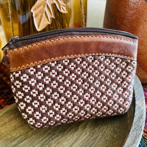 Monedero con estampado de flores de Guatemala / Cuero genuino guatemalteco / Textil maya / Bordado artesanal / Bolso tipo sobre / Pequeño