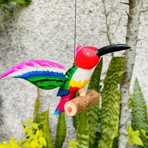 Decoración de pájaro guatemalteco de madera tallada a mano / Colibrí colgante / Decoración de casa para interior y exterior / Hecho a mano / Pájaro decorativo de madera
