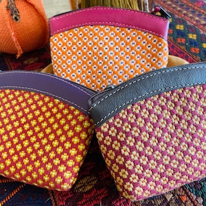 Monedero de patrón de flores guatemaltecas / Cuero guatemalteco genuino / Textil maya / Bordado artesanal / Bolsa de bolsa / Mediano