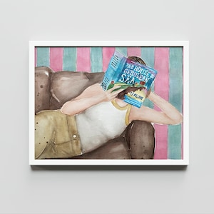 Könnte beinhalten: Ein Aquarellbild einer Person, die sich auf einem Sofa entspannt und ein Buch mit dem Titel "The House in the Cerulean Sea" von T.J. Klune liest. Das Sofa ist braun und der Hintergrund besteht aus rosa und blauen Streifen.