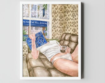以下が含まれることがあります： 水彩画で描かれた、ソファでくつろいでいる人物。人物は「秘密の花園」というタイトルの本を読み、コーヒーカップを持っている。 ソファは茶色で、背景は黄色と茶色の模様の壁紙。 人物の後ろの窓には「The Notting Hill Bookshop.」と書かれた看板がある。