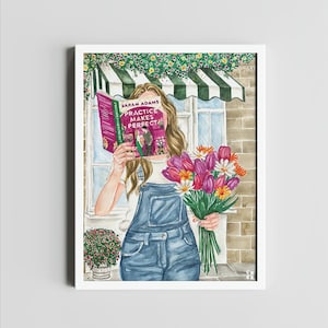 Op de afbeelding: Een aquarel-illustratie van een vrouw die een boeket roze en witte bloemen vasthoudt. Ze leest een boek getiteld "Practice Makes Perfect" van Sarah Adams. De scène speelt zich af voor een winkel met een gestreepte luifel.