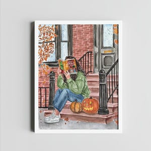 Peut inclure: Impression aquarelle d'une personne lisant un livre sur un perron, avec des citrouilles et des feuilles d'automne. La personne porte un pull vert et un jean bleu. Le livre dit "It's different this time."