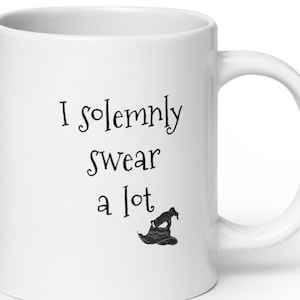 Puede incluir: Taza de cerámica blanca con texto negro que dice "Juro solemnemente mucho" y una ilustración en blanco y negro de un Sombrero Seleccionador de la serie Harry Potter.