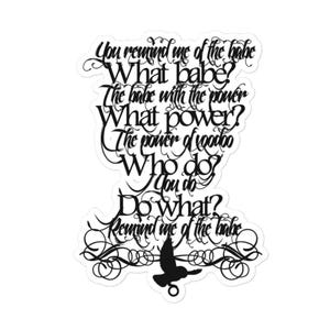 Può includere: Un adesivo bianco con testo nero calligrafico. Il testo include le frasi "You remind me of the babe", "What babe?" e "The babe with the power". Una silhouette di uccello si trova nella parte inferiore dell'adesivo.