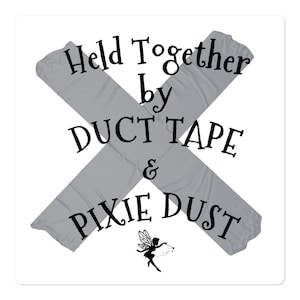 Può includere: Un nastro adesivo grigio a forma di X con il testo "Held Together by Duct Tape & Pixie Dust" e una silhouette nera di una fata con ali e una bacchetta.