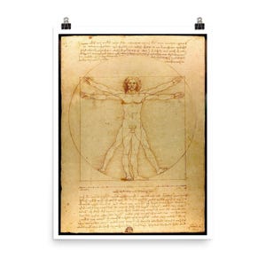 Puede incluir: Un dibujo en blanco y negro de una figura masculina desnuda en un círculo y un cuadrado. La figura está en una pose con los brazos y las piernas extendidos, demostrando las proporciones del cuerpo humano. El dibujo se titula "Hombre de Vitruvio" y se atribuye a Leonardo da Vinci.