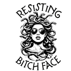 Könnte beinhalten: Schwarz-Weiß-Illustration von Medusa mit Sonnenbrille und Schlangen als Haare. Der Text "RESISTING BITCH FACE" ist oberhalb und unterhalb des Bildes angeordnet.