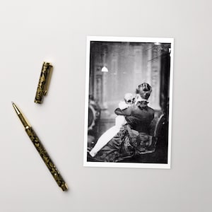 Cartão Postal Mulher Vitoriana com Esqueleto Criança / 4" x 6" / Fotografia Vintage / Arte Macabra