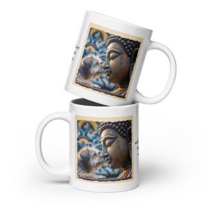 Pode incluir: Duas canecas de cerâmica branca com uma estátua de Buda marrom e dourada e um pequeno cão marrom e branco beijando a estátua. O texto na caneca diz "Faça um barulho alegre para o Senhor".