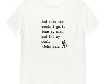 Camiseta confortável de algodão And Into the Woods I Go, 4 cores, camiseta com citação de John Muir, ajuste unissex, para homens e mulheres