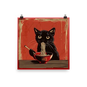 Könnte beinhalten: Eine schwarze Katze mit einer Schüssel Nudeln davor. Die Katze isst die Nudeln mit Stäbchen. Der Hintergrund ist rot und hat einen Vintage-Look.