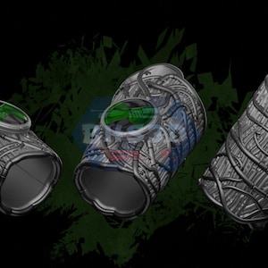 Könnte beinhalten: Ein digitales 3D-Modell einer zylindrischen Manschette mit einem komplexen, miteinander verbundenen Netzwerk aus erhabenen metallisch grauen Röhren und Drähten. Das Design umfasst ein kreisförmiges grünes Emblem an der Seite und einen kleinen grünen Akzent.