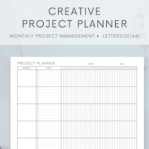 Op de afbeelding: Een zwart-witte printbare projectplanner met de titel "Creative Project Planner" en de tekst "Monthly Project Management - Lettersize (A4)". De planner heeft kolommen voor project, taken, maand en jaar. De maandkolom heeft de nummers 1-31 en de jaar kolom heeft de nummers 1-31.