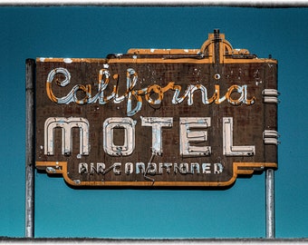 カリフォルニア モーテル - カリフォルニア州マーセド - 11x17 インチ カラー プリント (12 月 22 日まで翌日発送)