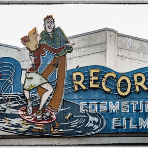 Tower Records - Sacramento, Californie - Impression couleur 11 x 17 po. (expédié le lendemain jusqu'au 22 décembre)
