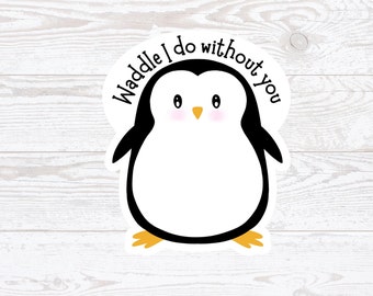 以下が含まれることがあります： かわいい漫画の顔をした白黒のペンギンのイラスト。ペンギンは「Waddle I do without you」というテキストが書かれた白い円に囲まれています。
